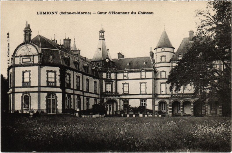 Carte postale ancienne Lumigny Cour d'Honneur du Chateau
