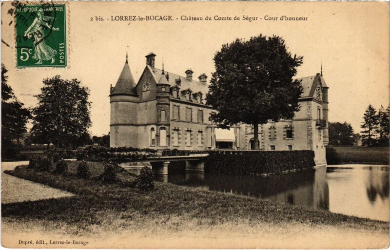 Carte postale ancienne Lorrez-le-Bocage Chateau du Comte de Segur - Cour d'Honneur