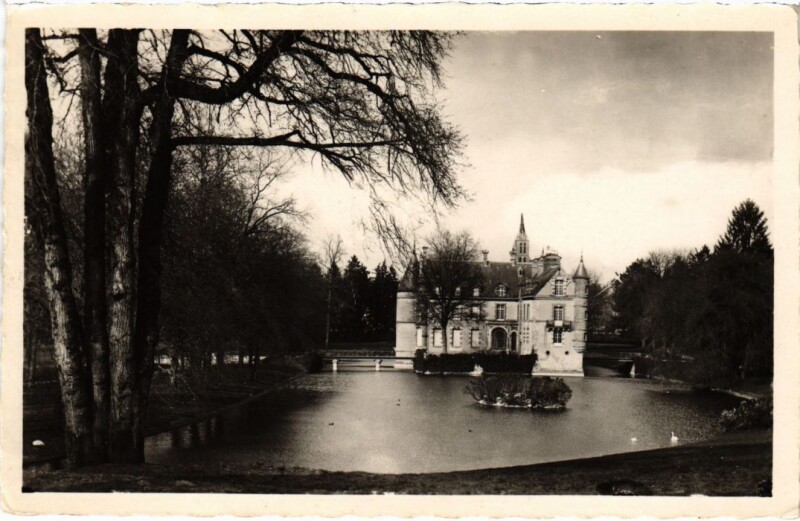 Carte postale ancienne Lorrez-le-Bocage Le Chateau - Face Midi