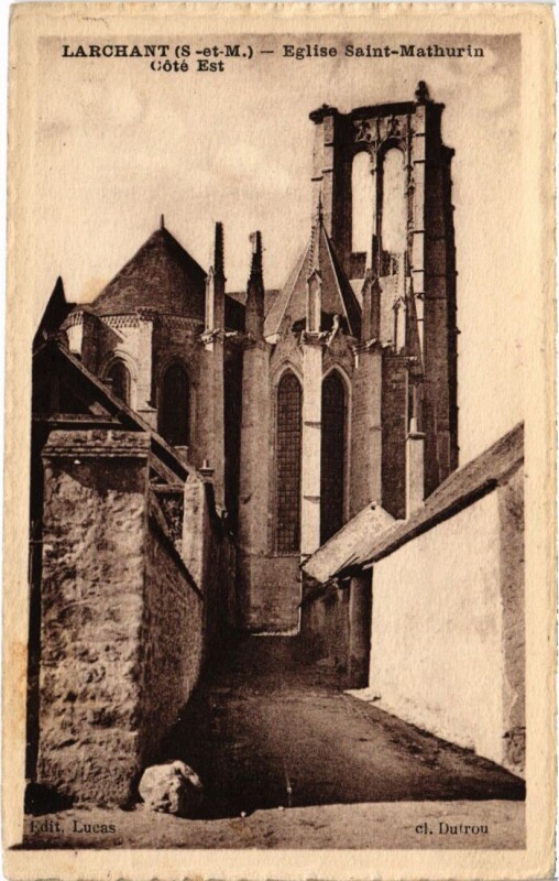 Carte postale ancienne Larchant Eglise Saint-Mathurin - Cote Est à Larchant