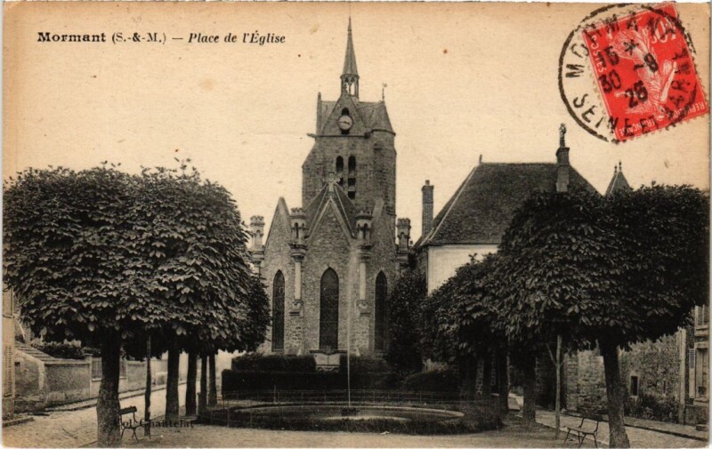 Carte postale ancienne Mormant Place de l'Eglise à Mormant