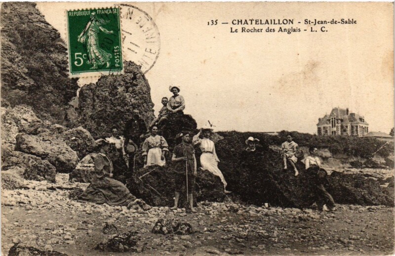 Carte postale ancienne Chatelaillon - Saint-Jean-de-Sable - Le Rocher des Anglais