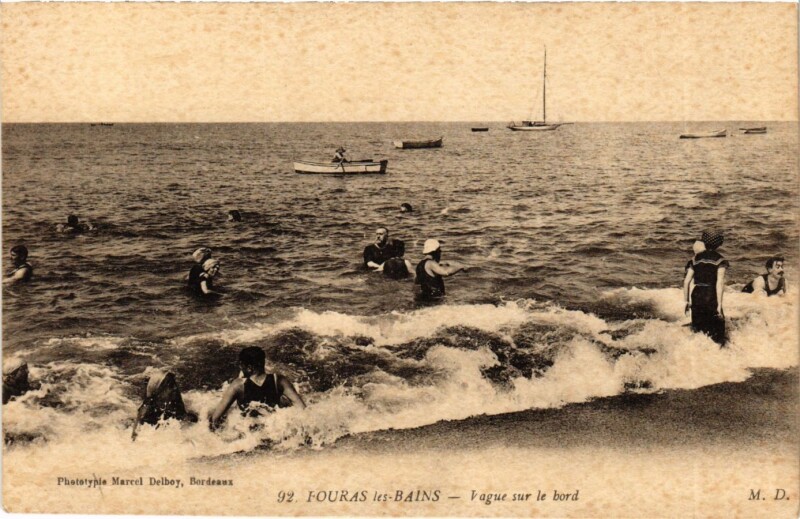 Carte postale ancienne Fouras les-Bains - Vague sur le bord à Fouras