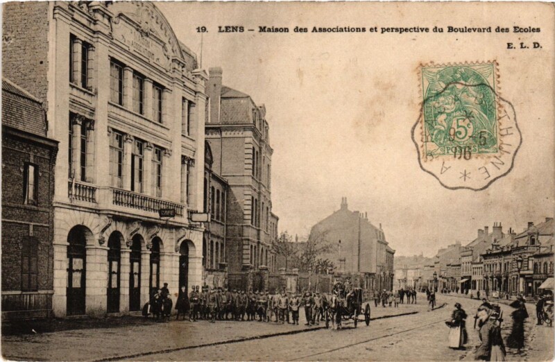 Carte postale ancienne Lens Maison des Associations et perspective de Boulevard des Ecole