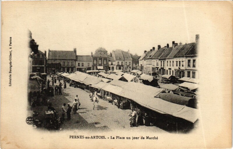 Carte postale ancienne Pernes-en-Artois - La Place un jour de Marché à Pernes