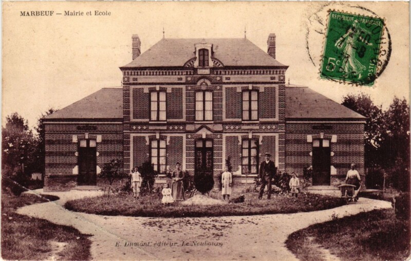 Carte postale ancienne Normandie Eure Marbeuf Mairie et Ecole à Marbeuf