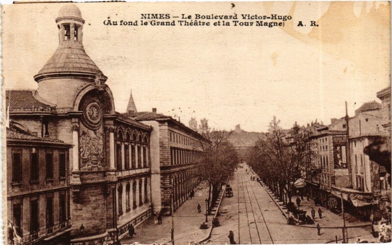 Carte postale ancienne Gard Nimes Boulevard Victor Hugo