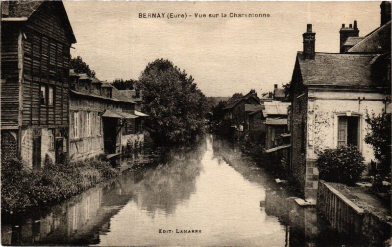Carte postale ancienne Bernay (Eure) Vue sur la Charentonne à Bernay