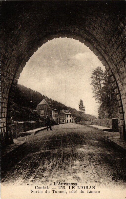 Carte postale ancienne Cantal Le Lioran Sortie du Tunnel