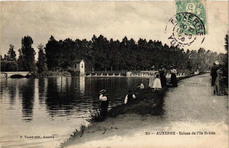 Carte postale ancienne Auxerre - Ecluse de l'Ile Brulee France à Auxerre