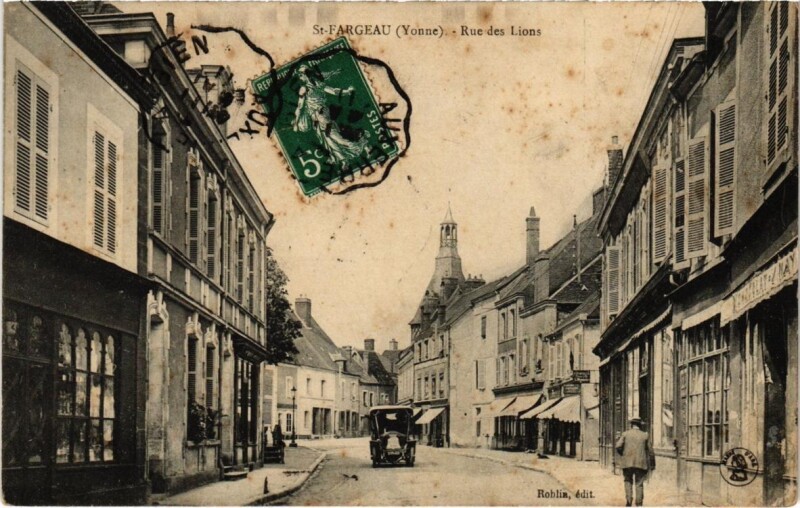 Carte postale ancienne Saint-Fargeau - RUe des Lions à Saint-Fargeau