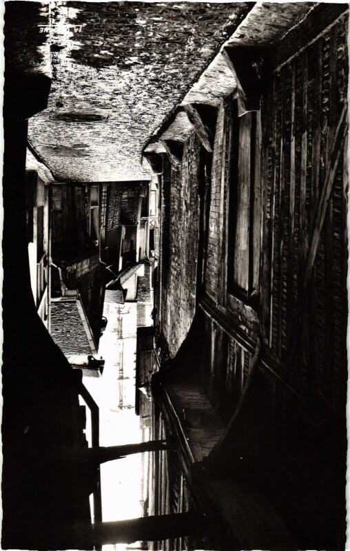 Carte postale ancienne Troyes- Ruelle des Chats France à Troyes
