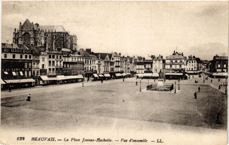 Carte postale ancienne Beauvais- Place Jeanne Hachette France à Beauvais