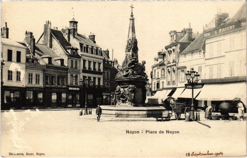Carte postale ancienne Noyon - Place de Noyon à Noyon