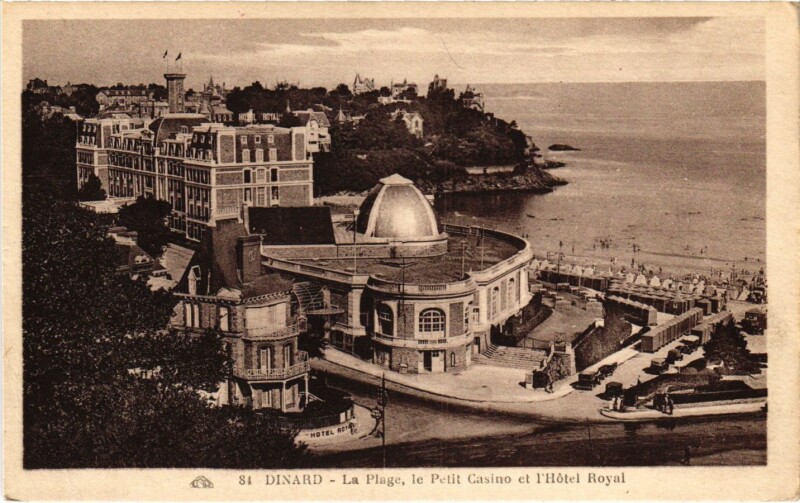Carte postale ancienne Dinard- La Plage, le Petit Casino et Hotel Royal France à Dinard