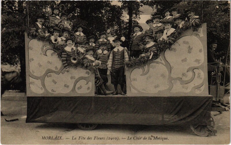 Carte postale ancienne Morlaix- La Fete des fleurs, Le Char de la Musique France à Morlaix