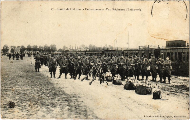 Carte postale ancienne Militaire - Camp de Chalons - Debarquement d'un Regiment