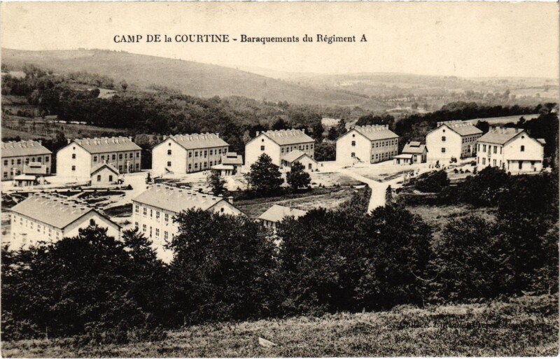 Carte postale ancienne Militaire Camp de La Courtine - Baraquements du Régiment A à La Courtine