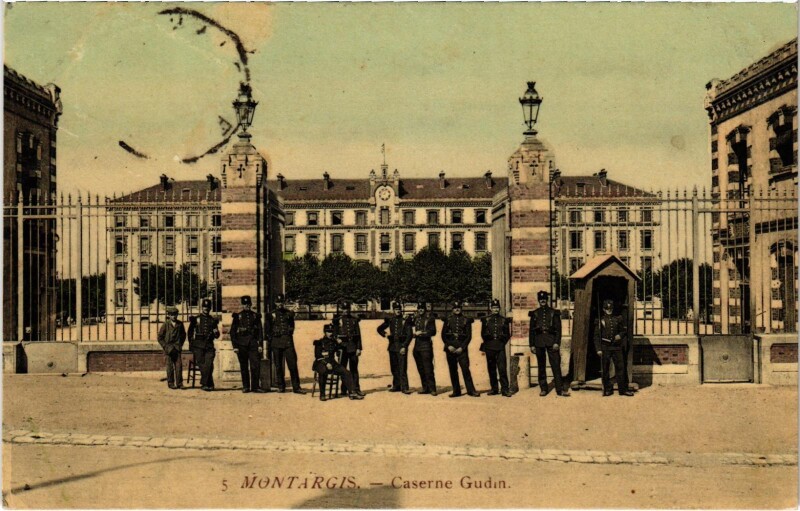 Carte postale ancienne Militaire - Montargis - Caserne Gudin à Montargis