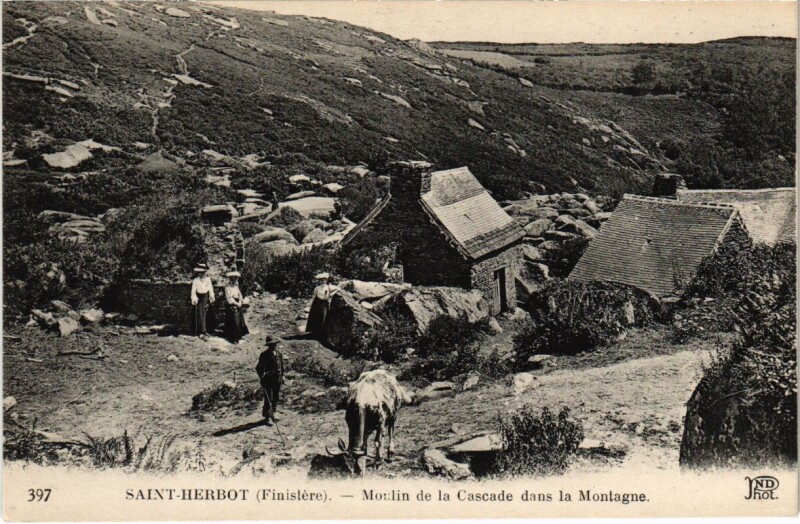 Carte postale ancienne Saint-Herbot - Moulin de la Cascade dans la Montagne