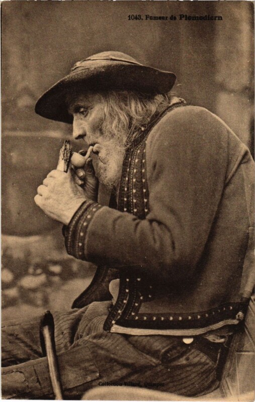 Carte postale ancienne Fumeur de Plomodiern - Type - Folklore à Plomodiern