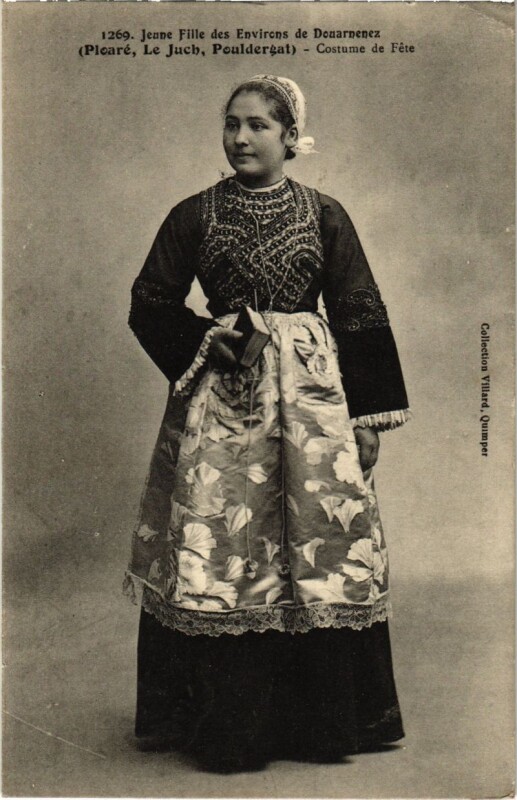 Carte postale ancienne Jeune Fille des Environs de Douarnenez - Costume de Fete à Douarnenez