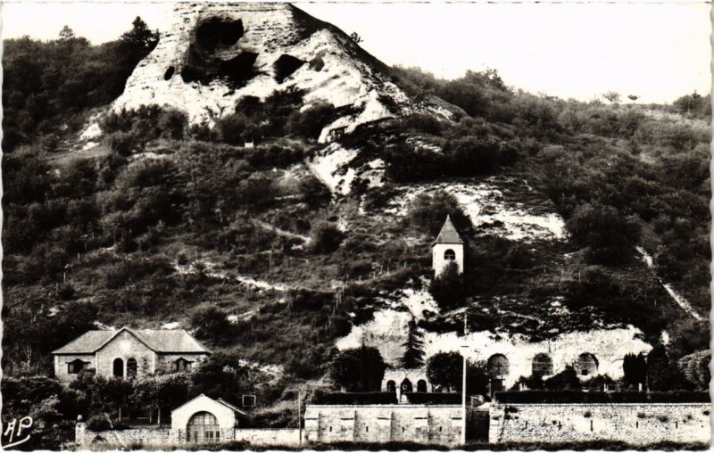 Carte postale ancienne Haute-Isle - Le Village Troglodytique - L'Eglise à Haute-Isle