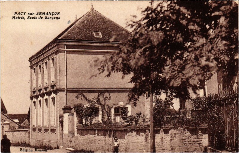 Carte postale ancienne Pacy-sur-Armancon - Mairie à Pacy-sur-Armançon
