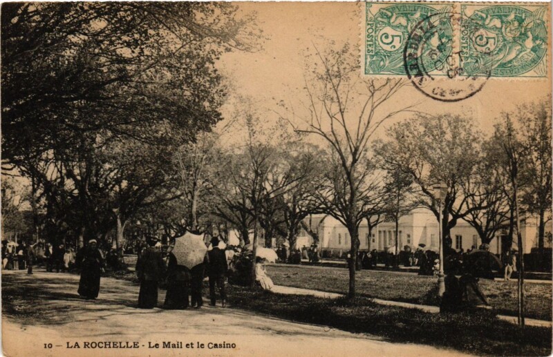 Carte postale ancienne La Rochelle - Le Mail et le Casino à La Rochelle