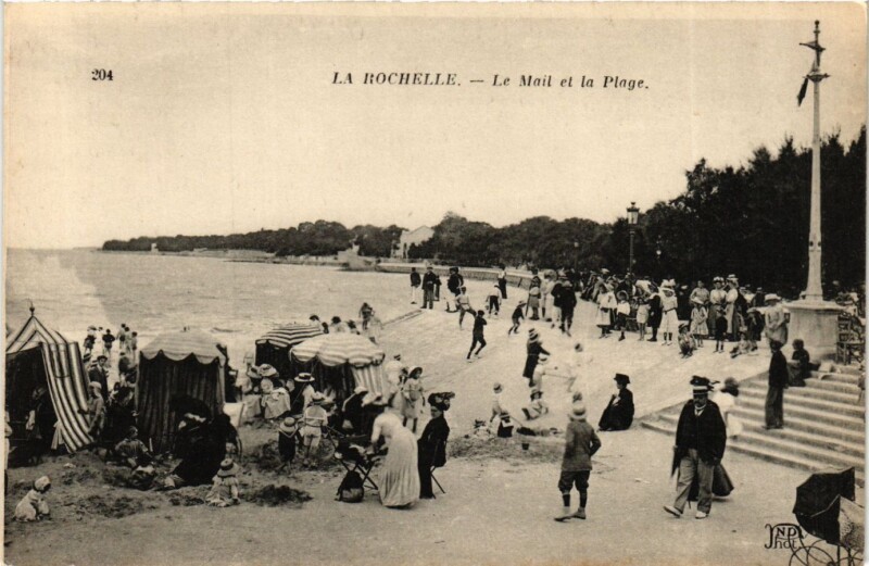 Carte postale ancienne La Rochelle - Le Mail et la Plage à La Rochelle