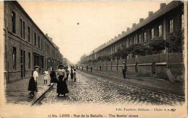 Carte postale ancienne Lens - Rue de la Bataille - The Battle'stréet à Lens