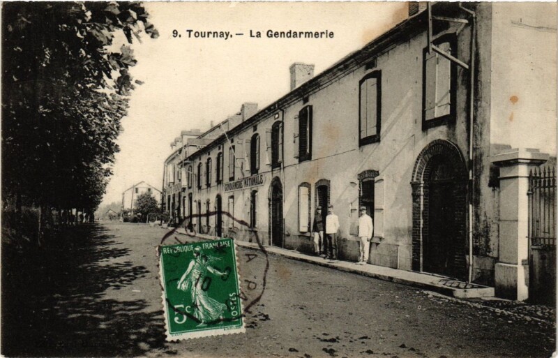 Carte postale ancienne Tournay - Le Gendarmerie
