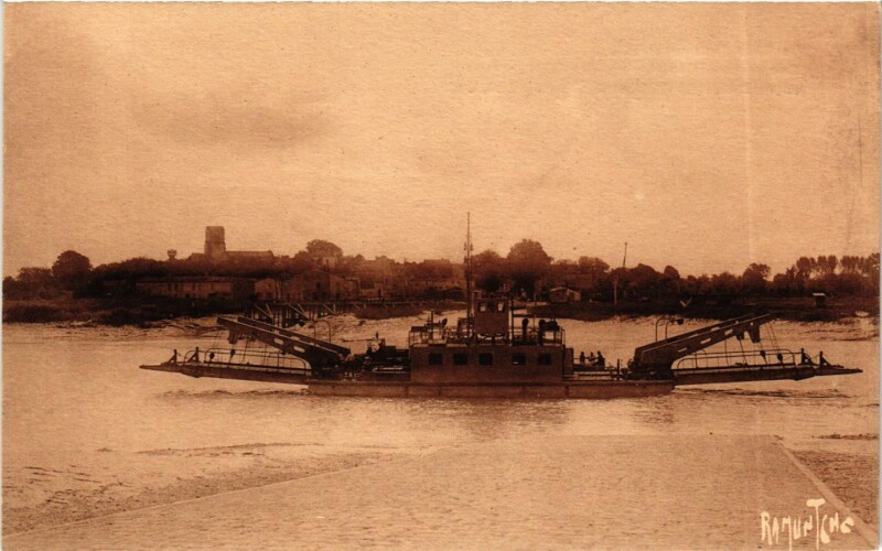 Carte postale ancienne La Cote Charentaise Bac assurant le passage de la Charente