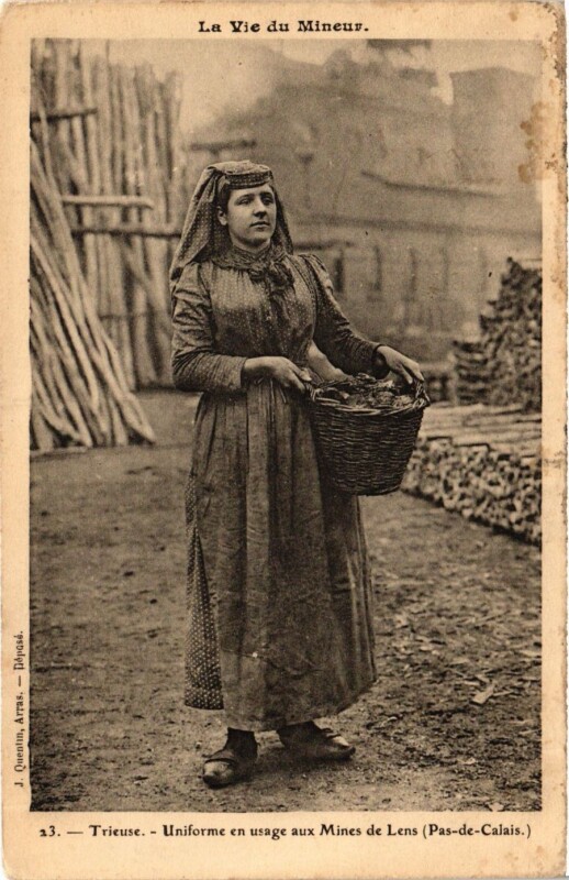 Carte postale ancienne La Vie du Mineur - Trieuse - Uniforme en usage aux Mines de Lens