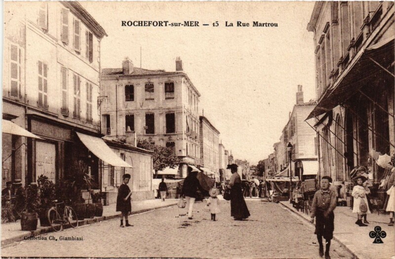 Carte postale ancienne Rochefort-sur-Mer - La Rue Martrou à Rochefort