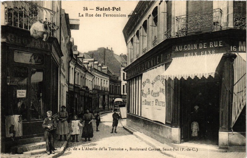 Carte postale ancienne Saint-Pol - La Rue des Ferronniers