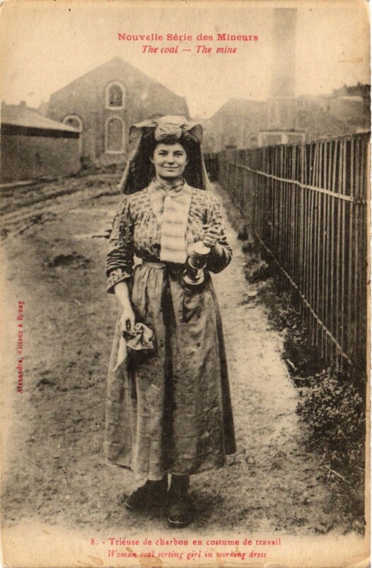 Carte postale ancienne Nouvelle Série des Mineurs Triéuse de charbon costume de travail