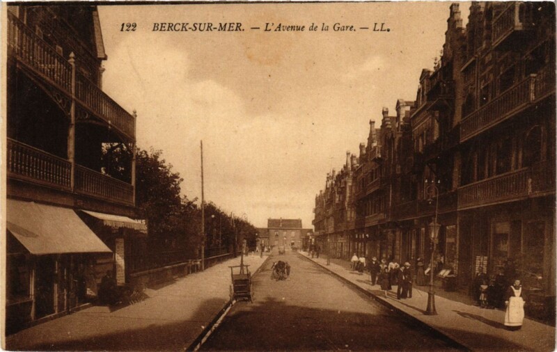 Carte postale ancienne Berck-sur-Mer - L'Avenue de la Gare à Berck