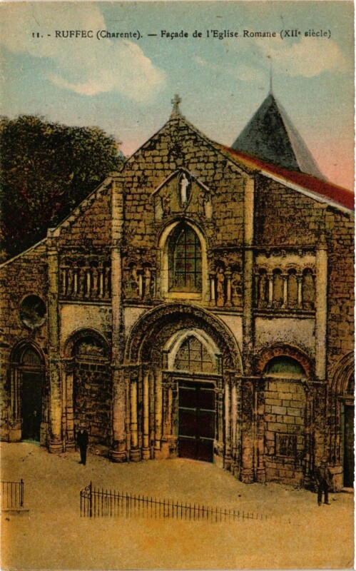 Carte postale ancienne Charente Ruffec Facade de l'Eglise Romane à Ruffec