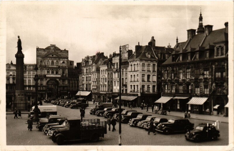 Carte postale ancienne Lille La grande place et l'ancienne bourse à Lille