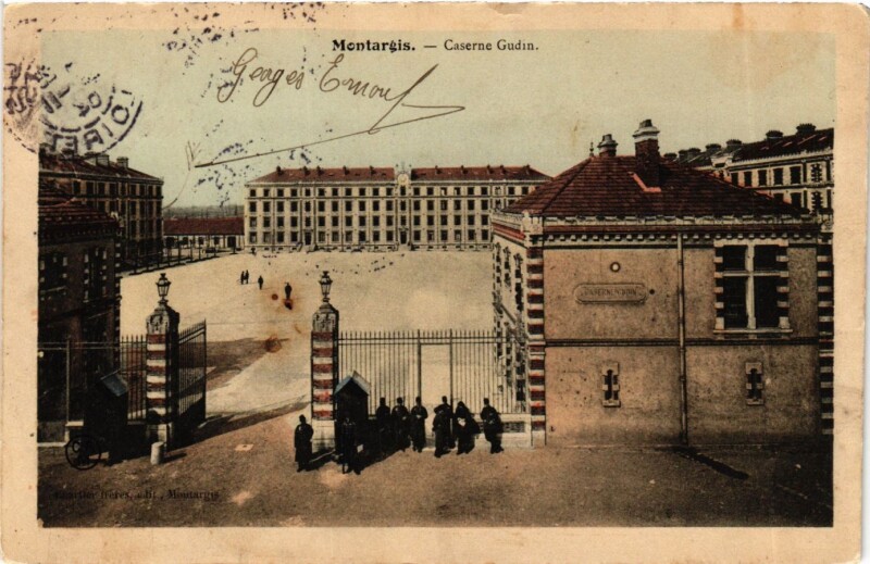 Carte postale ancienne Loiret Montargis Caserne Gudin soldats à Montargis