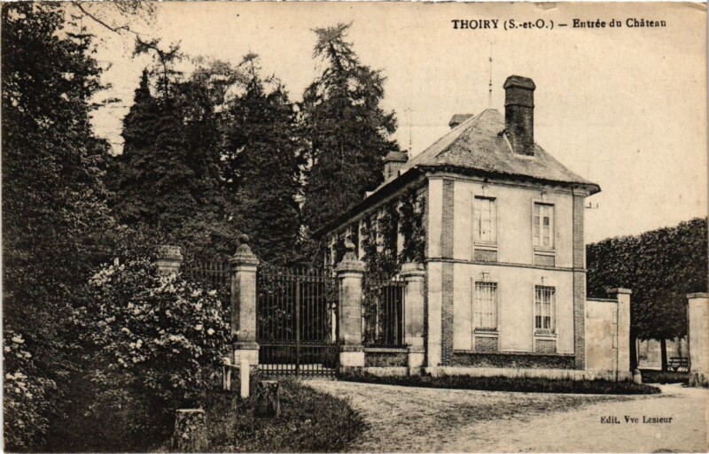Carte postale ancienne Thoiry - Entrée du Chateau à Thoiry