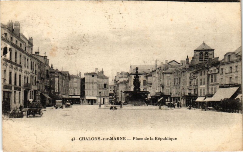 Carte postale ancienne Chalons-sur-Marne - Place de la Republique
