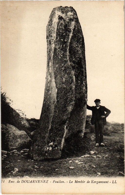 Carte postale ancienne Douarnenez- Le Menhir de Kerganvant France à Douarnenez