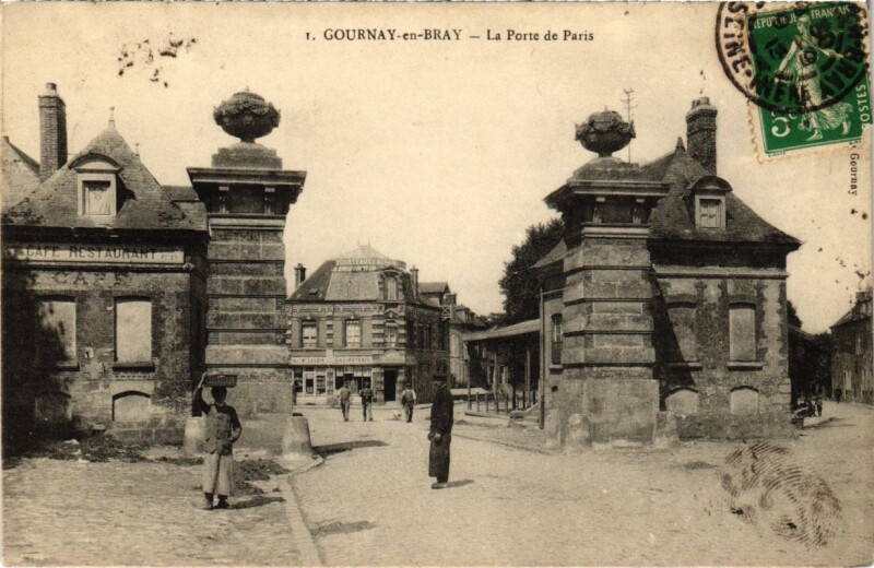Carte postale ancienne Gournay-en-Bray - La Porte de Paris à Gournay-en-Bray