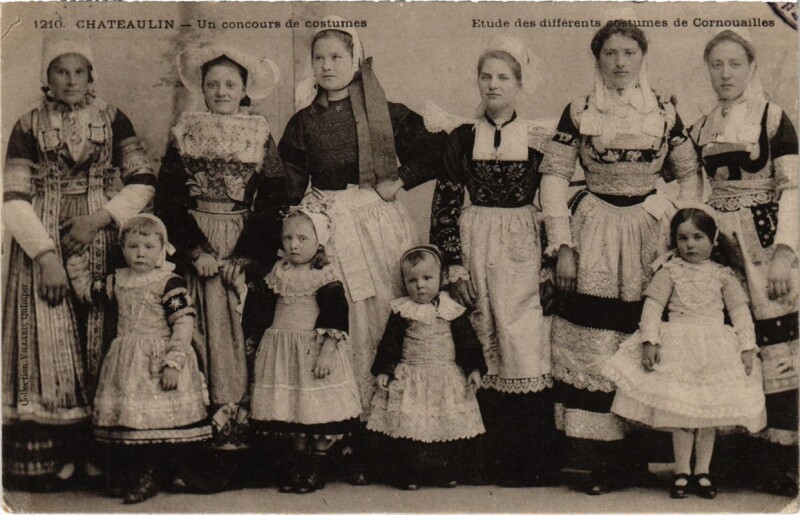 Carte postale ancienne Chateaulin - Un Concours de Costumes - Folklore à Châteaulin