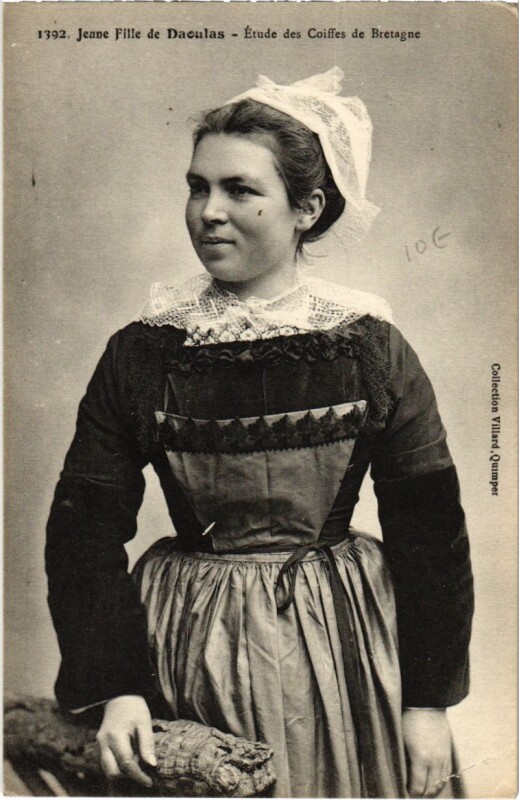 Carte postale ancienne Daoulas - Jeune Fille de Daoulas - Etude des Coiffes de Bretagne à Daoulas