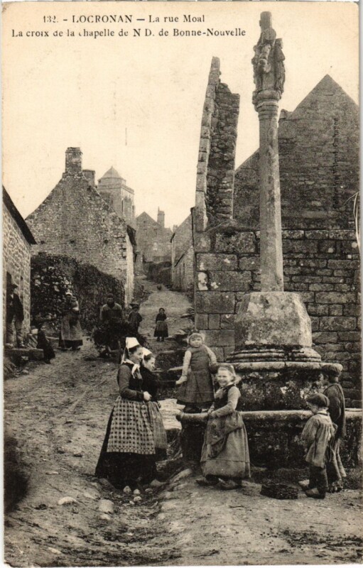 Carte postale ancienne Locronan - La Rue Moal - La Croix de la Chapelle à Locronan