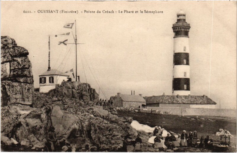 Carte postale ancienne Ouessant - Pointe du Creach - Le Phare et le Semaphore à Ouessant