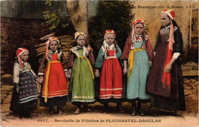 Carte postale ancienne Brochette de Fillettes de Plougastel Daoulas France à Daoulas